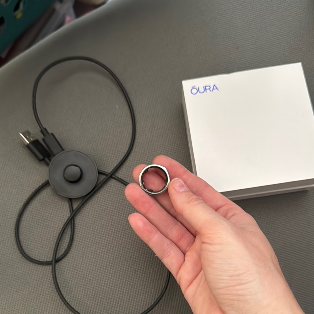 Oura Smart Ring in Silver with Black Charger Accessories